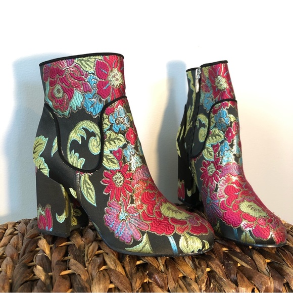 Marc Fisher | Floral Embroidered 'Jana' Ankle Bootie | Size 6 - Picture 3 of 13
